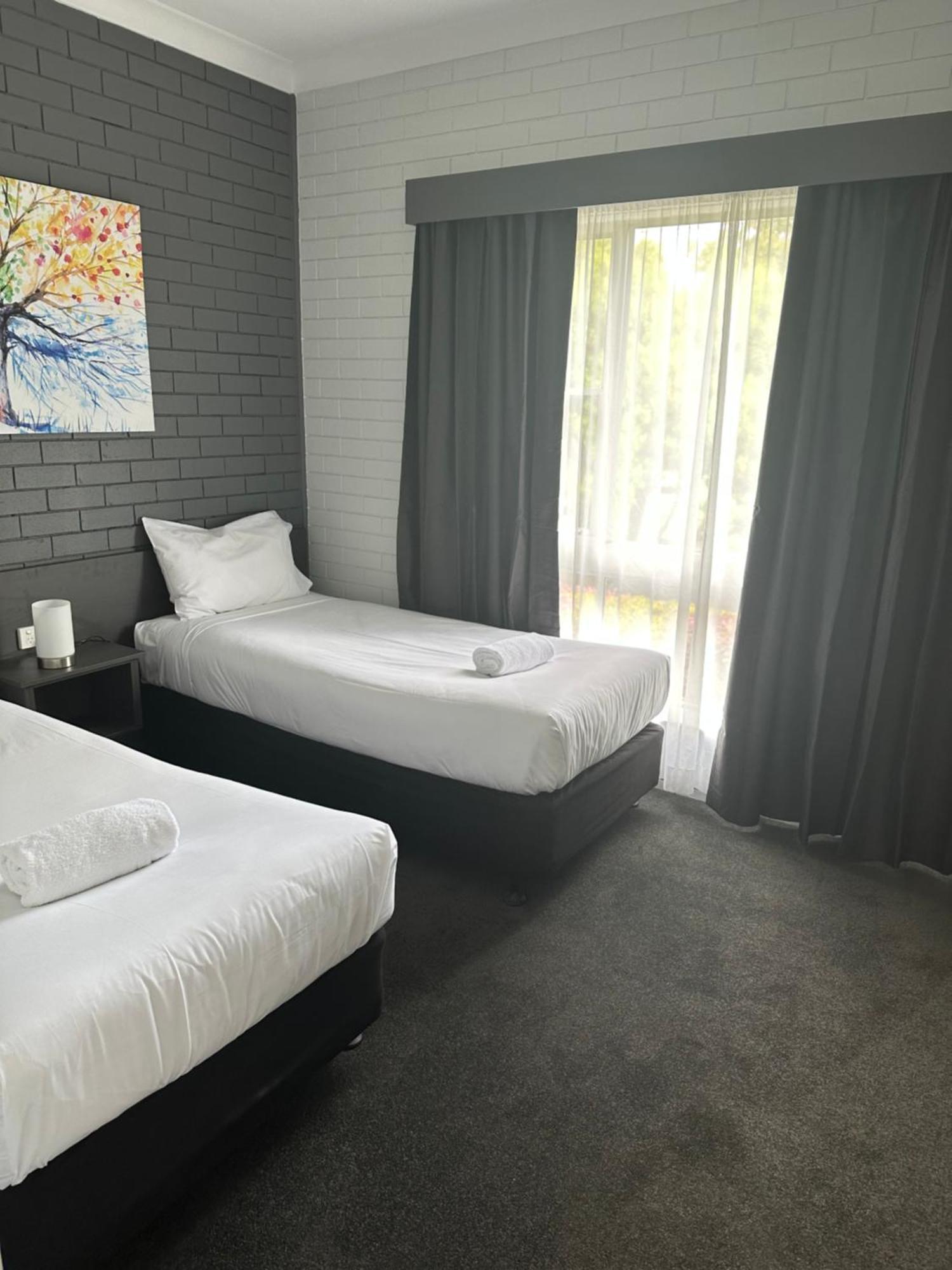 טוומבה Blue Violet Motor Inn מראה חיצוני תמונה